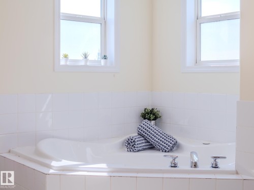 15013 135A Street, Edmonton, AB - Indoor Photo Showing Bathroom