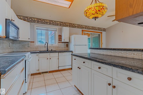 1353 39 Street, Edmonton, AB - Indoor Photo Showing Kitchen
