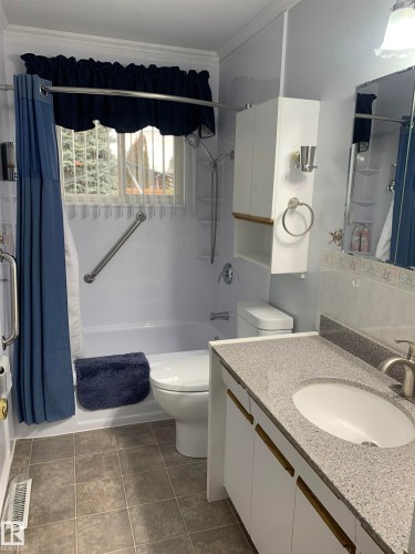 13519 71 Street, Edmonton, AB - Indoor Photo Showing Bathroom