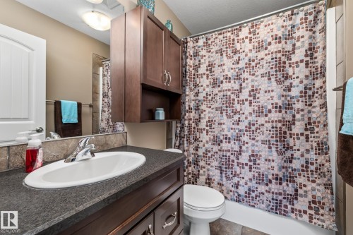 39 Hillside Terrace, Fort Saskatchewan, AB - Indoor Photo Showing Bathroom