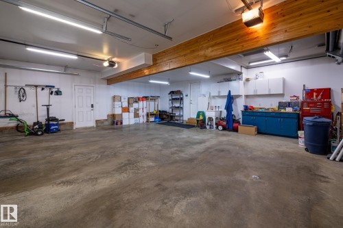 39 Hillside Terrace, Fort Saskatchewan, AB - Indoor Photo Showing Garage