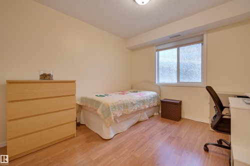 336 9008 99 Avenue, Edmonton, AB - Indoor Photo Showing Bedroom