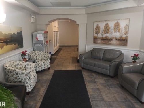 218 8528 82 Avenue Nw, Edmonton, AB - Indoor Photo Showing Living Room