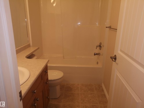 218 8528 82 Avenue Nw, Edmonton, AB - Indoor Photo Showing Bathroom
