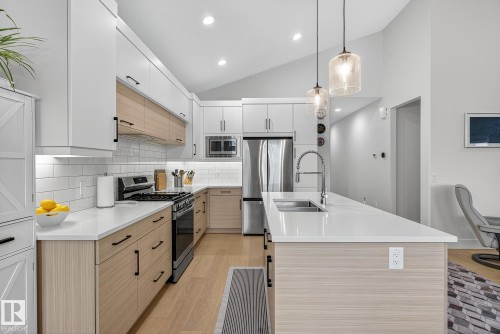 17 Evermore Crescent, St. Albert, AB - Indoor Photo Showing Kitchen With Double Sink With Upgraded Kitchen