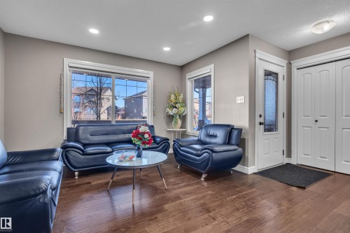 3131 14 Avenue, Edmonton, AB - Indoor Photo Showing Living Room