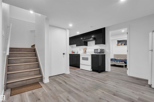 3131 14 Avenue, Edmonton, AB - Indoor Photo Showing Kitchen