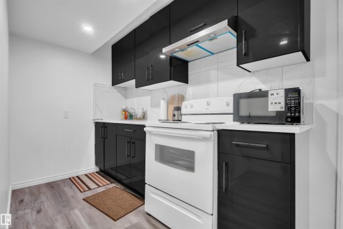 3131 14 Avenue, Edmonton, AB - Indoor Photo Showing Kitchen