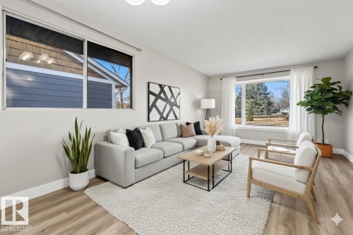 13311 Dovercourt Avenue, Edmonton, AB - Indoor Photo Showing Living Room