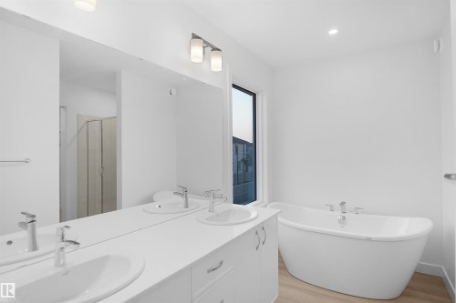 7235 182 Avenue, Edmonton, AB - Indoor Photo Showing Bathroom