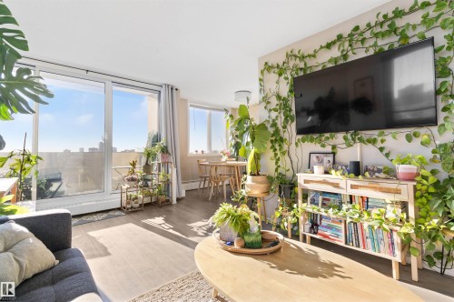 1401 9816 112 Street, Edmonton, AB - Indoor Photo Showing Living Room