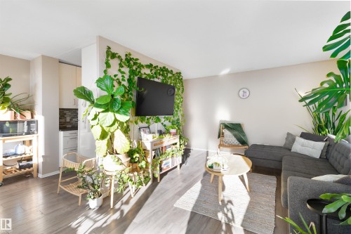 1401 9816 112 Street, Edmonton, AB - Indoor Photo Showing Living Room