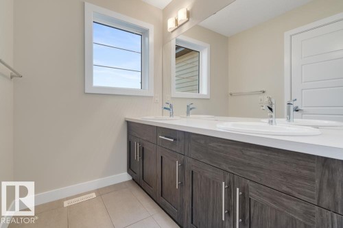 4250 Chichak Close, Edmonton, AB - Indoor Photo Showing Bathroom