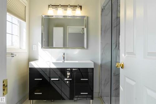 536 Leger Way, Edmonton, AB - Indoor Photo Showing Bathroom