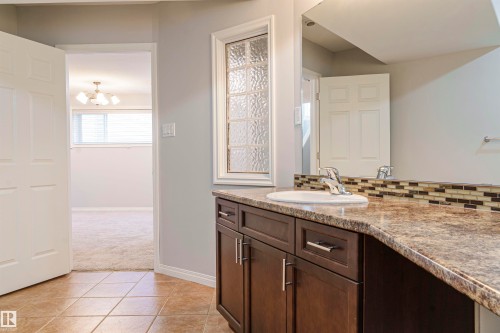 536 Leger Way, Edmonton, AB - Indoor Photo Showing Bathroom