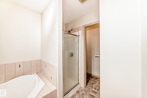 5930 165 Avenue, Edmonton, AB - Indoor Photo Showing Bathroom
