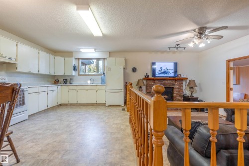 62 Buskmose Drive, Rural Wetaskiwin County, AB - Indoor Photo Showing Kitchen