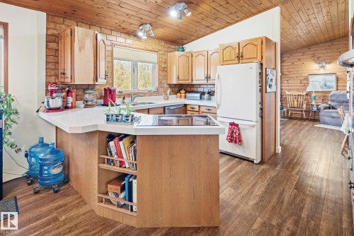 19 56420 Rge Road 231, Rural Sturgeon County, AB - Indoor Photo Showing Kitchen