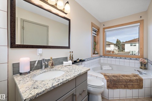 1060 Wedgewood Boulevard, Edmonton, AB - Indoor Photo Showing Bathroom