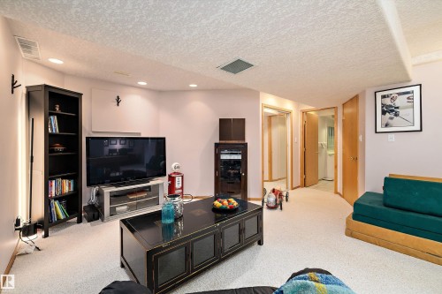 1060 Wedgewood Boulevard, Edmonton, AB - Indoor Photo Showing Living Room