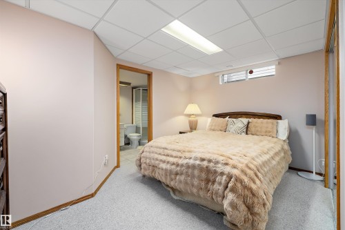 1060 Wedgewood Boulevard, Edmonton, AB - Indoor Photo Showing Bedroom