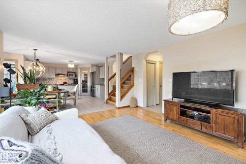 1060 Wedgewood Boulevard, Edmonton, AB - Indoor Photo Showing Living Room
