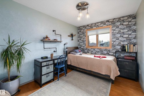 1060 Wedgewood Boulevard, Edmonton, AB - Indoor Photo Showing Bedroom