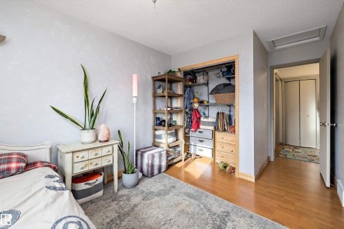 1060 Wedgewood Boulevard, Edmonton, AB - Indoor Photo Showing Bedroom