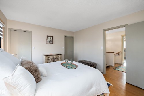 1060 Wedgewood Boulevard, Edmonton, AB - Indoor Photo Showing Bedroom