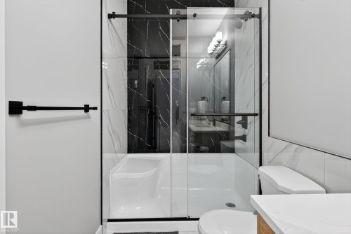 1815 17 Avenue, Edmonton, AB - Indoor Photo Showing Bathroom