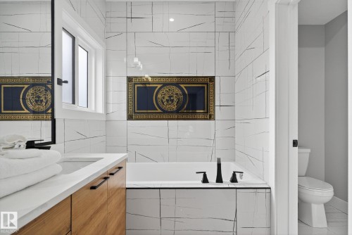 1815 17 Avenue, Edmonton, AB - Indoor Photo Showing Bathroom