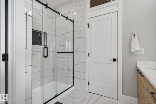 1815 17 Avenue, Edmonton, AB - Indoor Photo Showing Bathroom