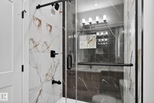 1815 17 Avenue, Edmonton, AB - Indoor Photo Showing Bathroom