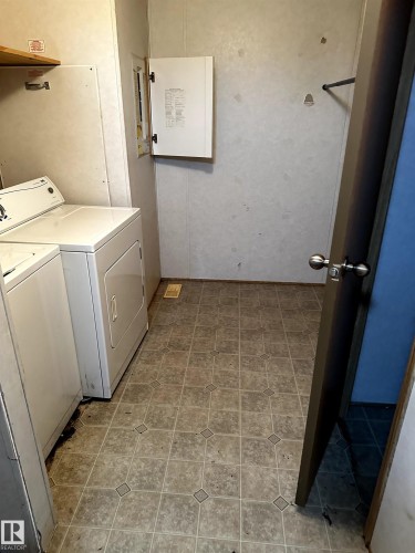 4816 48 Avenue, Wetaskiwin, AB - Indoor Photo Showing Laundry Room