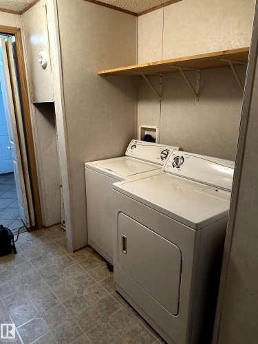 4816 48 Avenue, Wetaskiwin, AB - Indoor Photo Showing Laundry Room