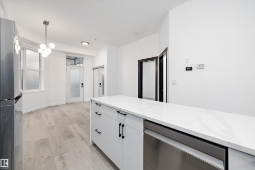 200 10531 117 Street, Edmonton, AB - Indoor Photo Showing Kitchen