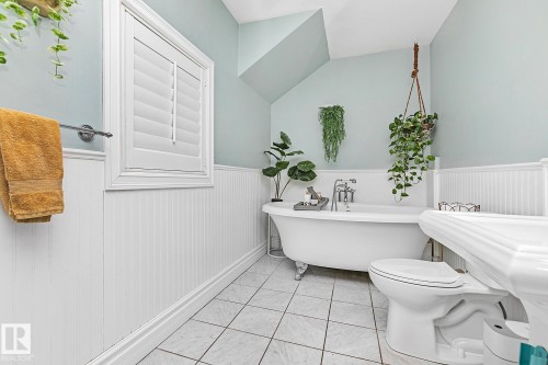 10823 125 Street, Edmonton, AB - Indoor Photo Showing Bathroom