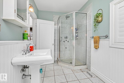 10823 125 Street, Edmonton, AB - Indoor Photo Showing Bathroom