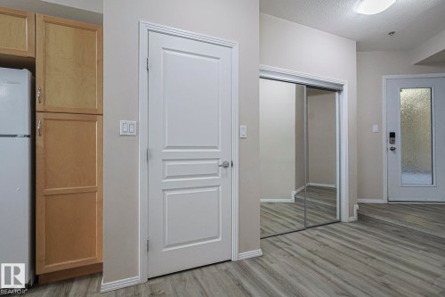 100 4835 104A Street Nw, Edmonton, AB - Indoor Photo Showing Other Room