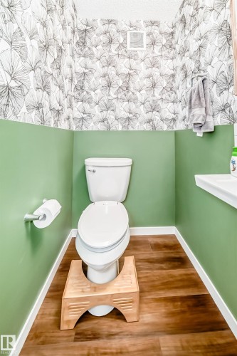 1077 Cy Becker Road, Edmonton, AB - Indoor Photo Showing Bathroom