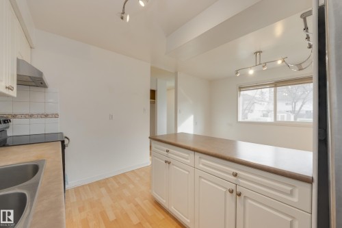 161 Royal Road, Edmonton, AB - Indoor Photo Showing Kitchen