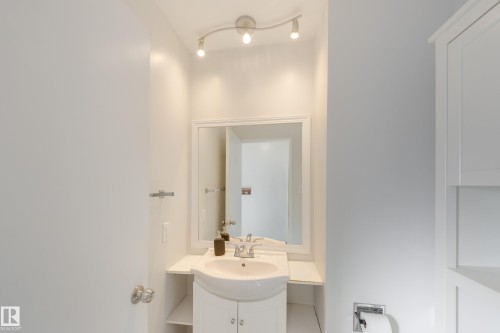 161 Royal Road, Edmonton, AB - Indoor Photo Showing Bathroom