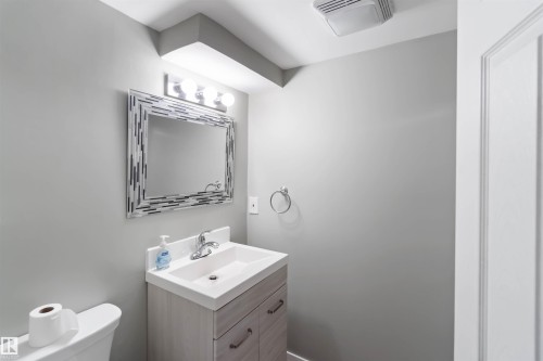 17 Ross Drive, Fort Saskatchewan, AB - Indoor Photo Showing Bathroom