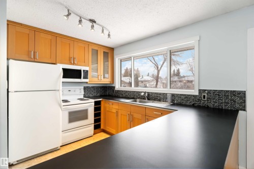 17 Ross Drive, Fort Saskatchewan, AB - Indoor Photo Showing Kitchen