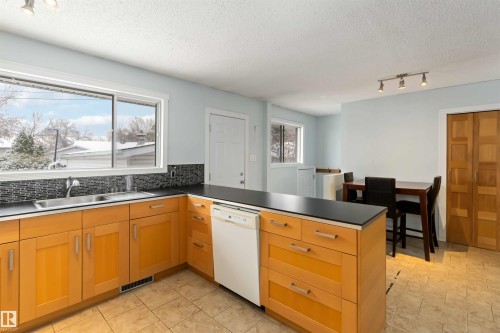 17 Ross Drive, Fort Saskatchewan, AB - Indoor Photo Showing Kitchen With Double Sink