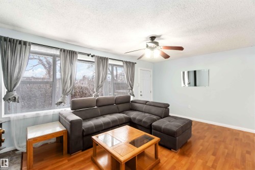 17 Ross Drive, Fort Saskatchewan, AB - Indoor Photo Showing Living Room