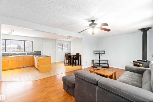 17 Ross Drive, Fort Saskatchewan, AB - Indoor Photo Showing Living Room