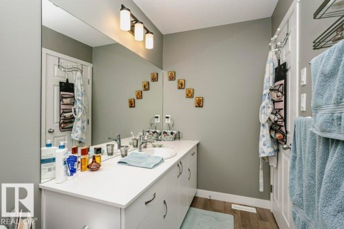 1537 Sandstone Boulevard, Sherwood Park, AB - Indoor Photo Showing Bathroom