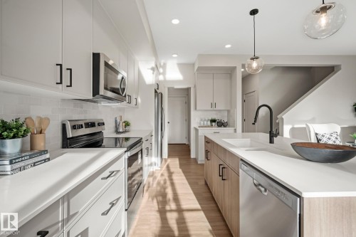 10 Grayson Green, Stony Plain, AB - Indoor Photo Showing Kitchen With Upgraded Kitchen