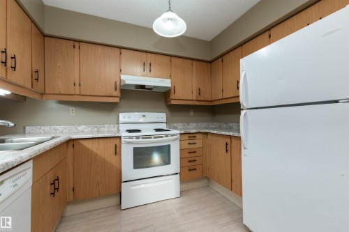 208 22 Alpine Place, St. Albert, AB - Indoor Photo Showing Kitchen
